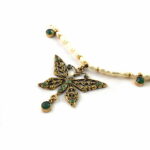 Collana realizzata con perle di fiume naturali. Ciondolo in in lega di ottone & rame trattato oro antico con cristalli SWAROVSKI