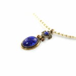 Collana realizzata con perle di fiume naturali. Ciondolo in lega di ottone & rame trattato oro antico con pietre cabochon in vetro.