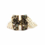 Bracciale in perle di fiume naturali in lega di ottone & rame trattato oro antico con microperle, pietre cabochon in vetro e cristalli SWAROVSKI.