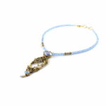 Collana di perline in pasta vitrea. Ciondolo in lega di ottone & rame trattato oro antico con pietre cabochon in vetro e cristalli SWAROVSKI.