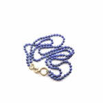 Collana due fili a nodi, sfere 10 mm di lapislazzuli, chiusura lavorata a mano in lega di ottone & rame trattata oro antico