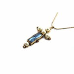 Collana in lega di ottone & rame trattata oro antico con pietre cabochon in vetro, perle e cristallo centrale.