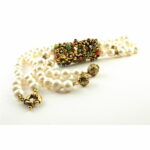 Collana realizzata in perle di fiume naturali. Cilindro in lega di ottone & rame trattato oro antico con pietre cabochon in vetro, microperle e cristalli SWAROVSKI.