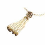 Collana realizzata con perle di fiume naturali interamente infilata a nodi. Elementi in lega di ottone & rame placcati oro antico.